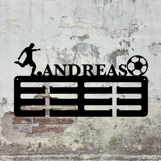 Personalisierter Medaillenhalter Fußball | mit Namen | 16x29 cm aus Holz | für Kinder & Fans | Natur, schwarz oder weiß lackiert
